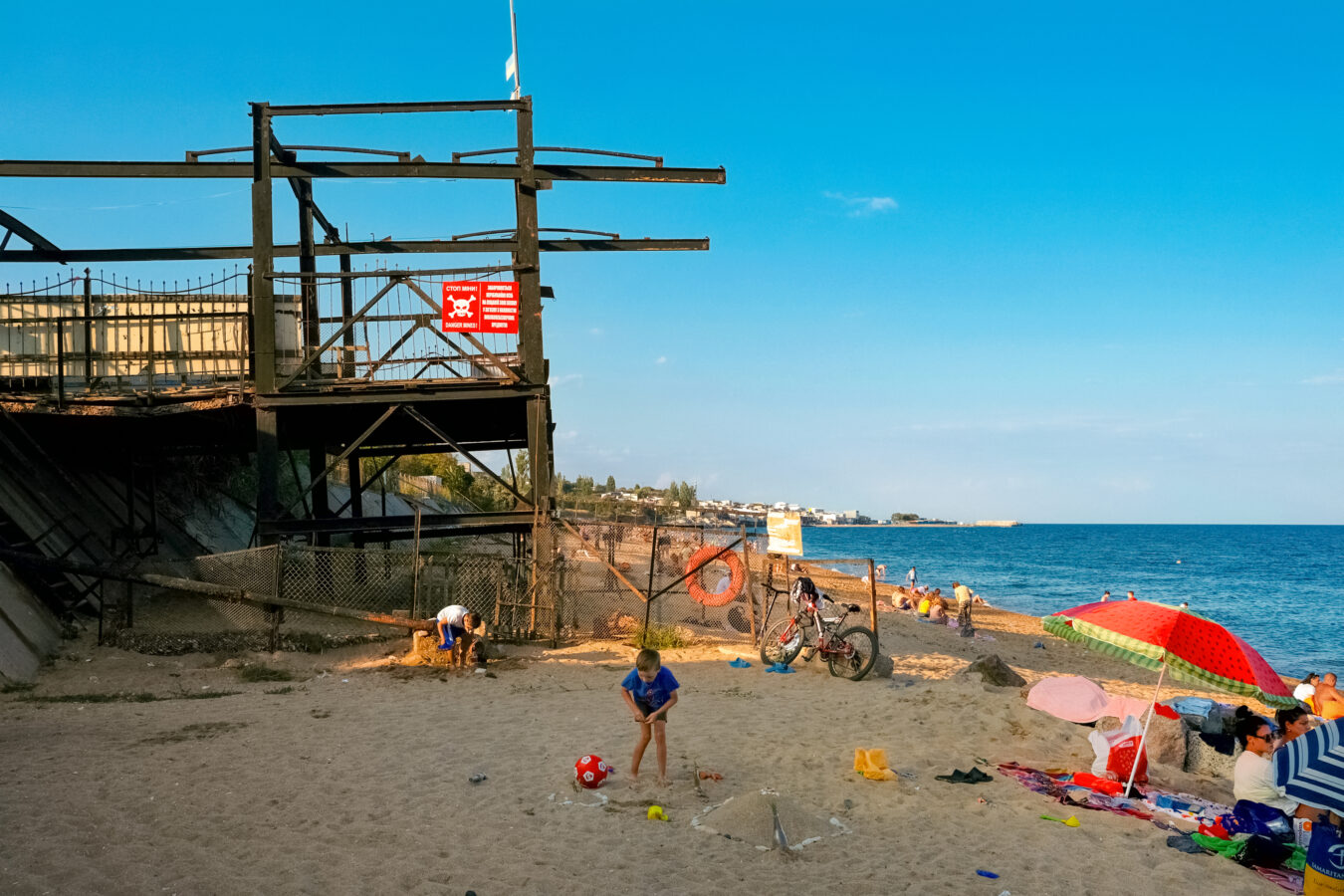 Vanwege de nabijheid van de haven en het dreigende gevaar van een aanval vanuit zee zijn alle stranden in de havenstad Tsjornomorsk, die regelmatig onder Russische beschietingen ligt, met mijnen bezaaid. Slechts één klein strand aan de rand van de stad gaat langzaam weer open